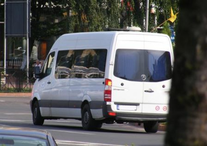 “ Stimaţi călători!!! Responsabilitatea pentru călătoria fără tichet o poartă călătorul. Biletele sunt ataşate pe bără”