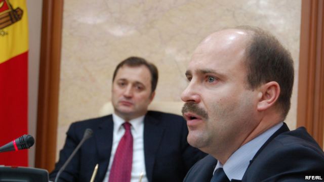“Trebuie să discutăm cu oamenii şi să îi facem să înţeleagă că impozitele trebuie plătite, nu sînt un moft, ci o obligaţie”, a conchis Filat.