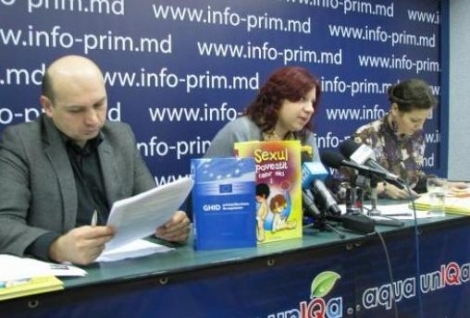  Astfel, membrii CNO şi-au pus drept scop să folosească prilejul vizitei cancelarului pentru a promova imaginea femeilor în politică.