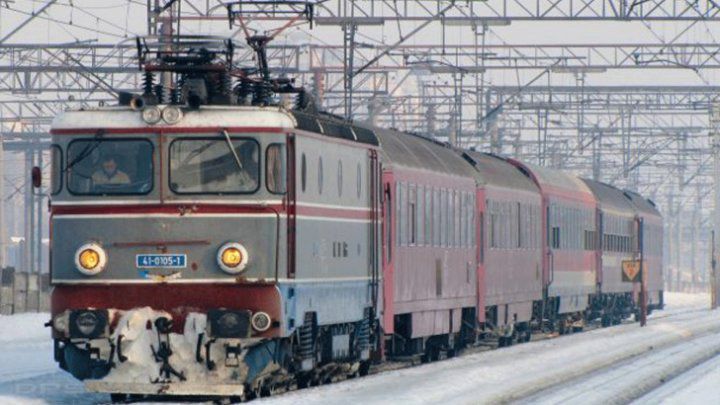România, blocată în nămeți: Trenuri anulate și școli închise