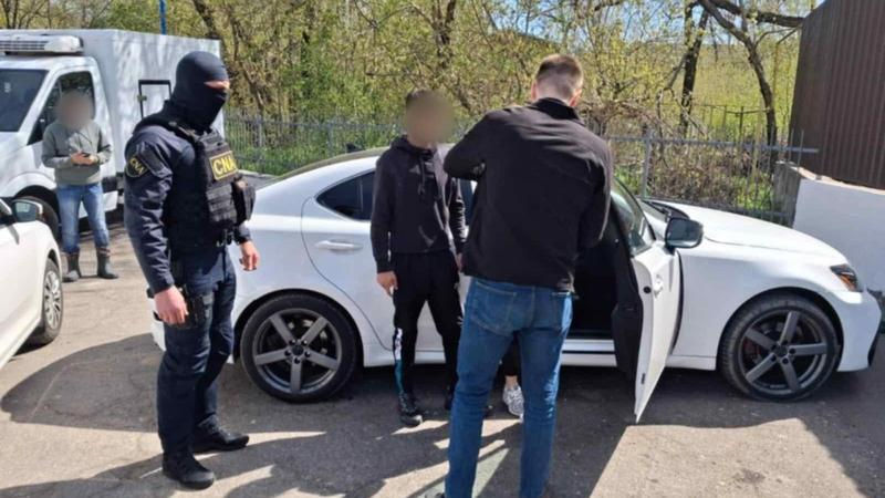 Doi polițiști și un intermediar, reținuți de CNA pentru mită.