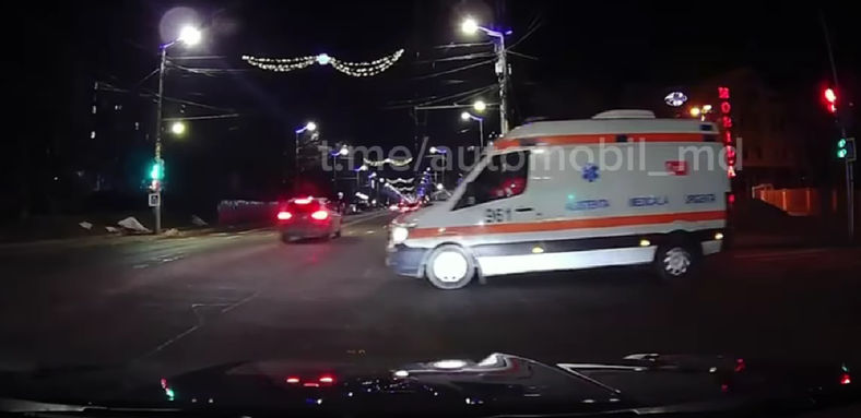 Водитель авто едва не столкнулся с машиной скорой помощи: спешил в ресторан.