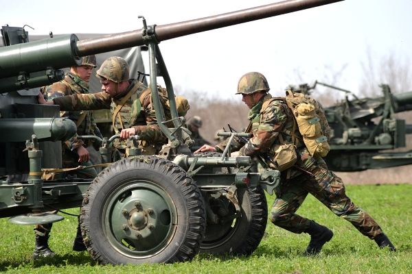 Военнослужащие Нацармии участвуют в тактических учениях.