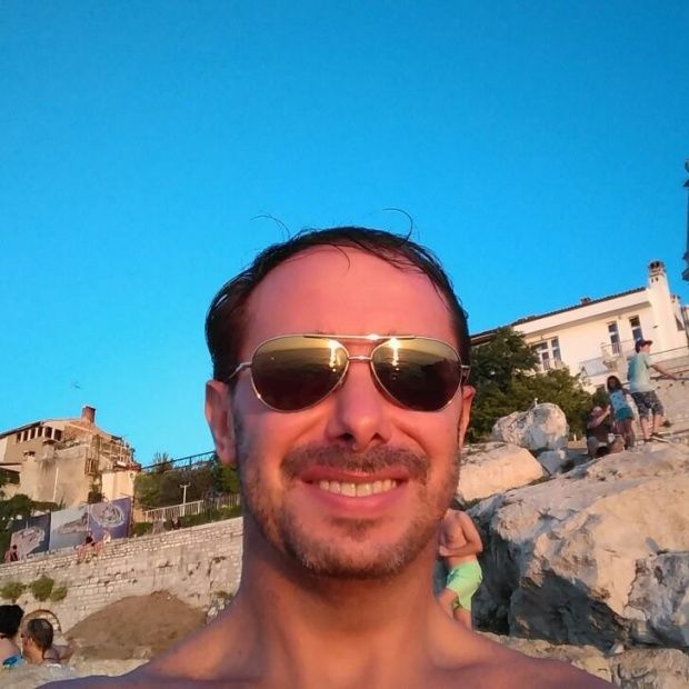 Un bărbat și-a invitat fosta iubită și pe noul său partener la o cină, la el acasă. 