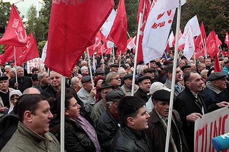 Партия коммунистов начинает при поддержке общества Нюрнбергский процесс над властями и не остановится, пока правительство не уйдет в отставку.