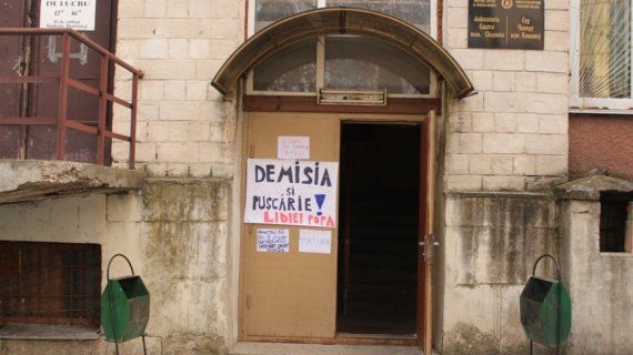 Несколько активистов повесили на двери суда плакат, призывающий отправить Лидию Попу в тюрьму.