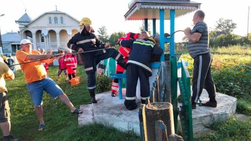 В Окницком районе мужчина упал в колодец на 15-метровую глубину и выжил.