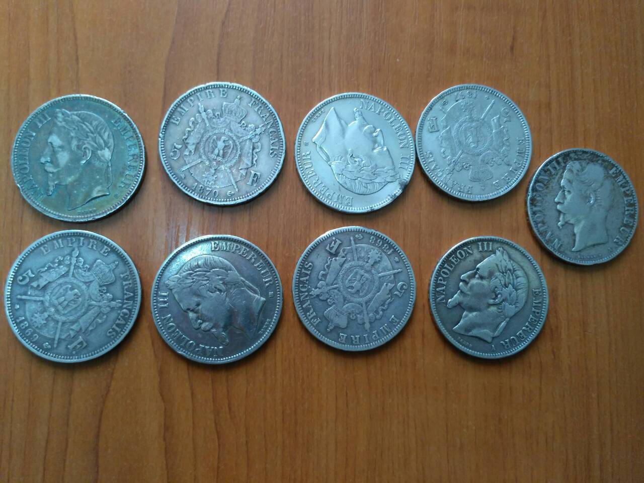 Colete cu surpize la vamă: Mai multe monede și o baionetă. Foto: customs.gov.md