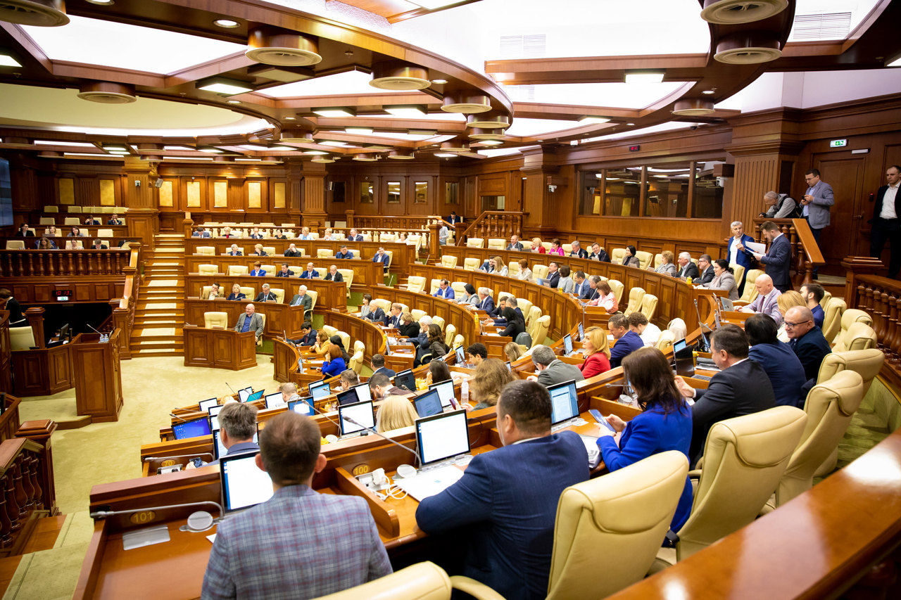 Deputații independenți au avut cele mai multe absențe în sesiunea de toamnă.