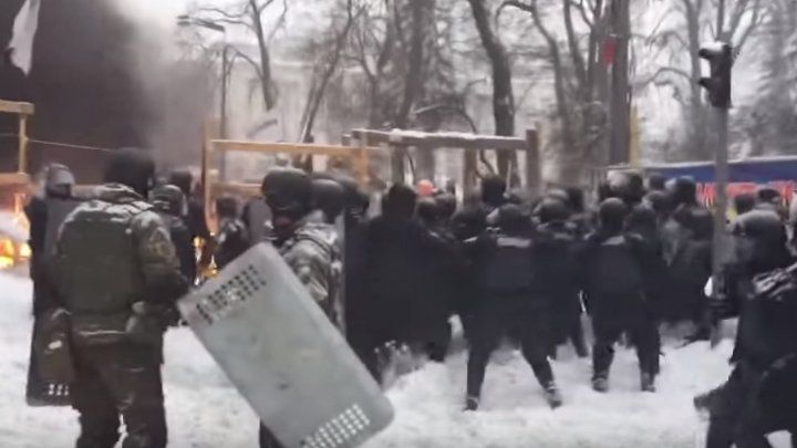 Ciocniri violente au izbucnit astăzi în faţa Radei Supreme de la Kiev.
