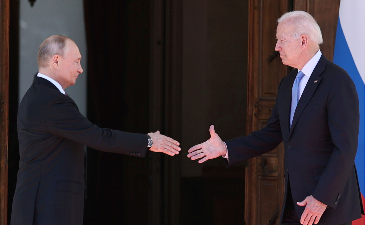 Песков допустил встречу Путина и Байдена до конца года.