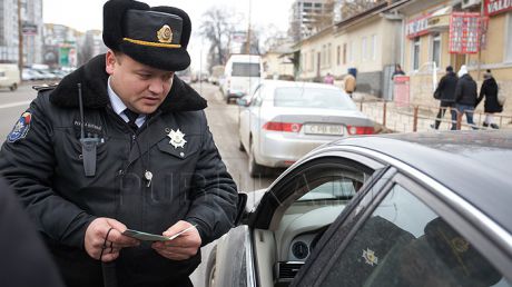 Doi tineri au fost reținuți de către polițiști pentru transportare ilicită de țigări. Foto: publika.md