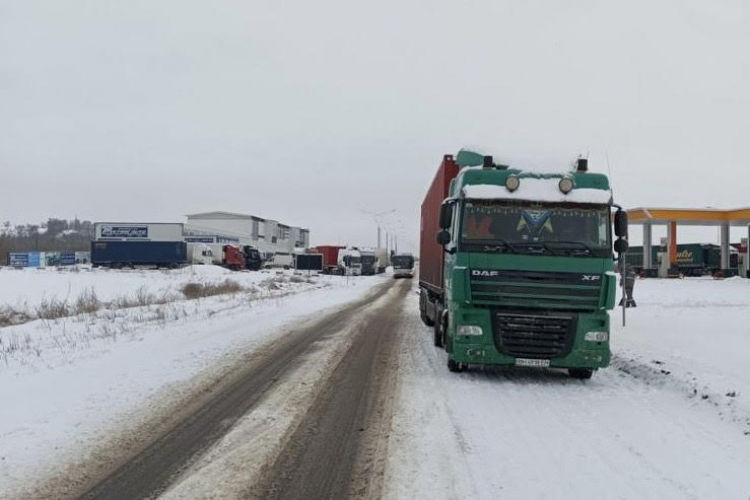 Движение крупнотоннажного транспорта приостановлено на некоторых дорогах.