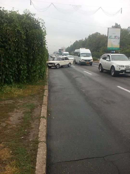 Soferul unui VAZ a parcat chiar in mijlocul bulevardului Dacia. Foto: ProTV.md