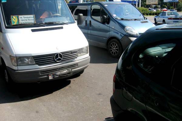 Водитель маршрутного такси врезался в ехавший впереди автомобиль.