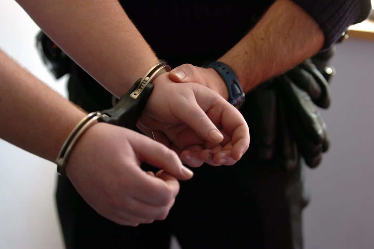 Un locuitor al Capitalei în vârstă de  36 ani, intenţiona să vândă o armă cu ţeava lisă, două pistoale şi cartuşe păstrate ilegal. 