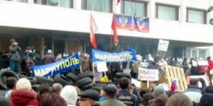 „Potrivit datelor preliminare, trei atacatori au fost ucişi în apropiere de Marea Azov, 13 răniţi şi 63 reţinuţi", a precizat ministrul Arsen Avakov.