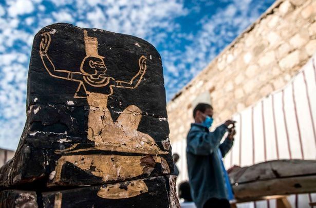 В Египте обнаружили древний храм и более 50 саркофагов.