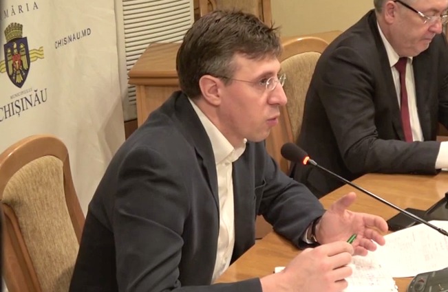 Edilul capitalei Dorin Chirtoacă este nemulţumit de chişinăuienii care critică autorităţile. 