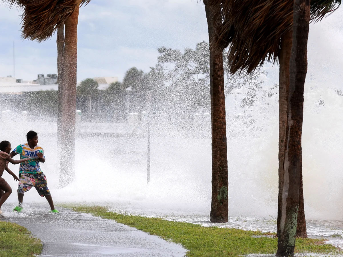 În timpul unui uragan, un surfer din Florida a salvat cu ajutorul unei plăci mai mult de zece vecini.