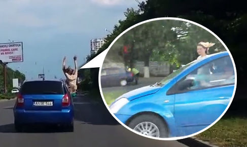 За пределами автомобиля у девушки находится почти всё тело.