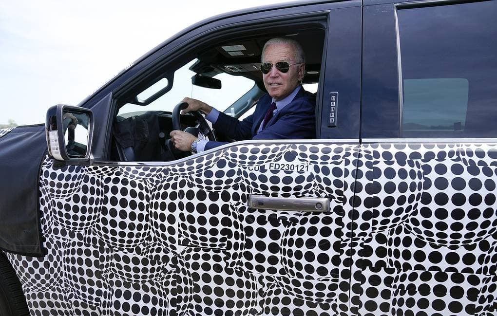 Байден провёл тест-драйв нового электропикапа Ford в Мичигане.