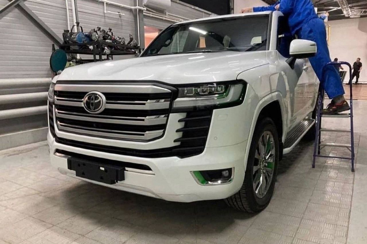 Новый Toyota Land Cruiser впервые проехал на камеру.