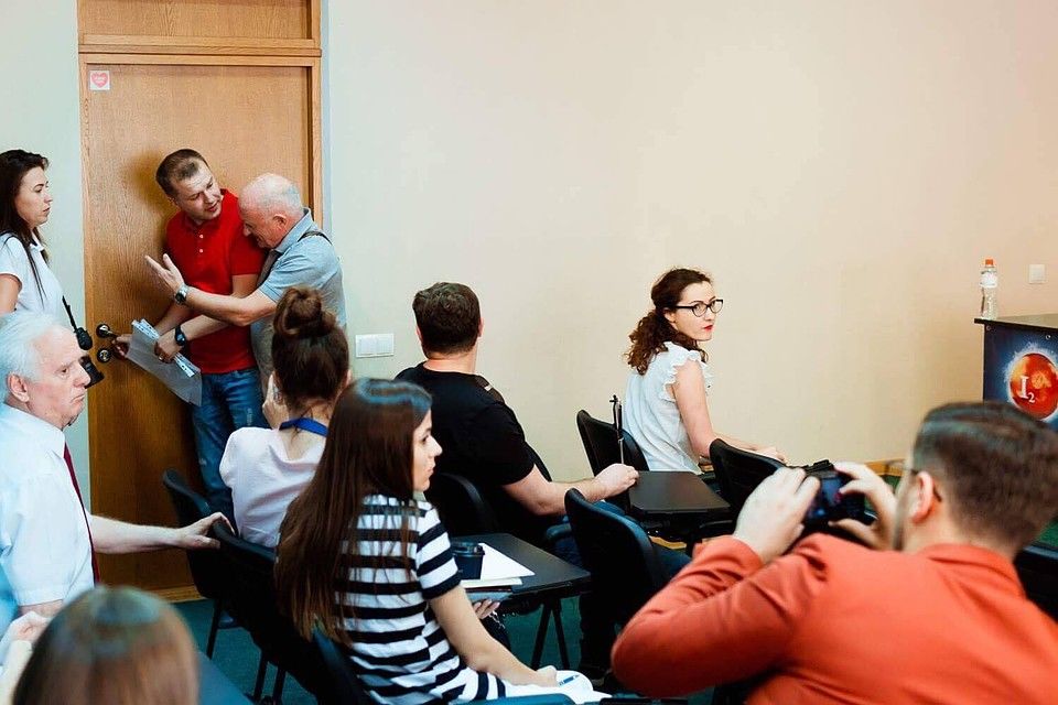 Санду сбежала от юриста, который пытался вручить ей приглашение в суд за клевету на Шора.
