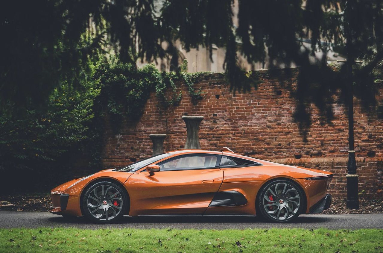 Один из четырех суперкаров Jaguar из фильма о Бонде пустят с молотка.