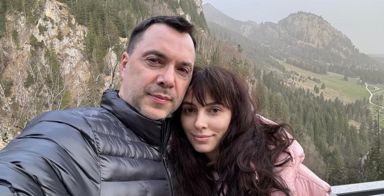 Жена Алексея Арестовича подала на развод.
