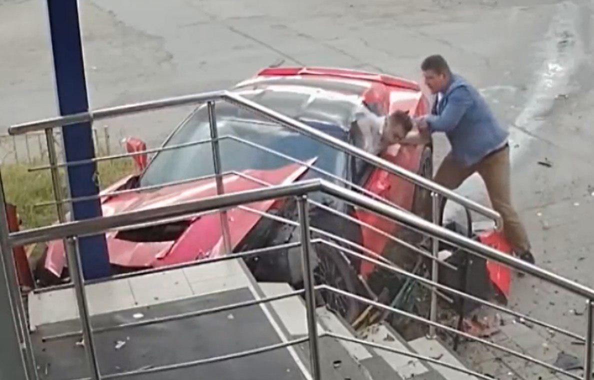 По данным СМИ, водителю Chevrolet Corvette недавно исполнилось 18 лет. Водительских прав у него нет и никогда не было.