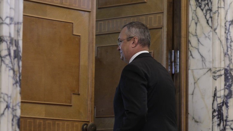 Румынский премьер Чукэ подал в отставку.
