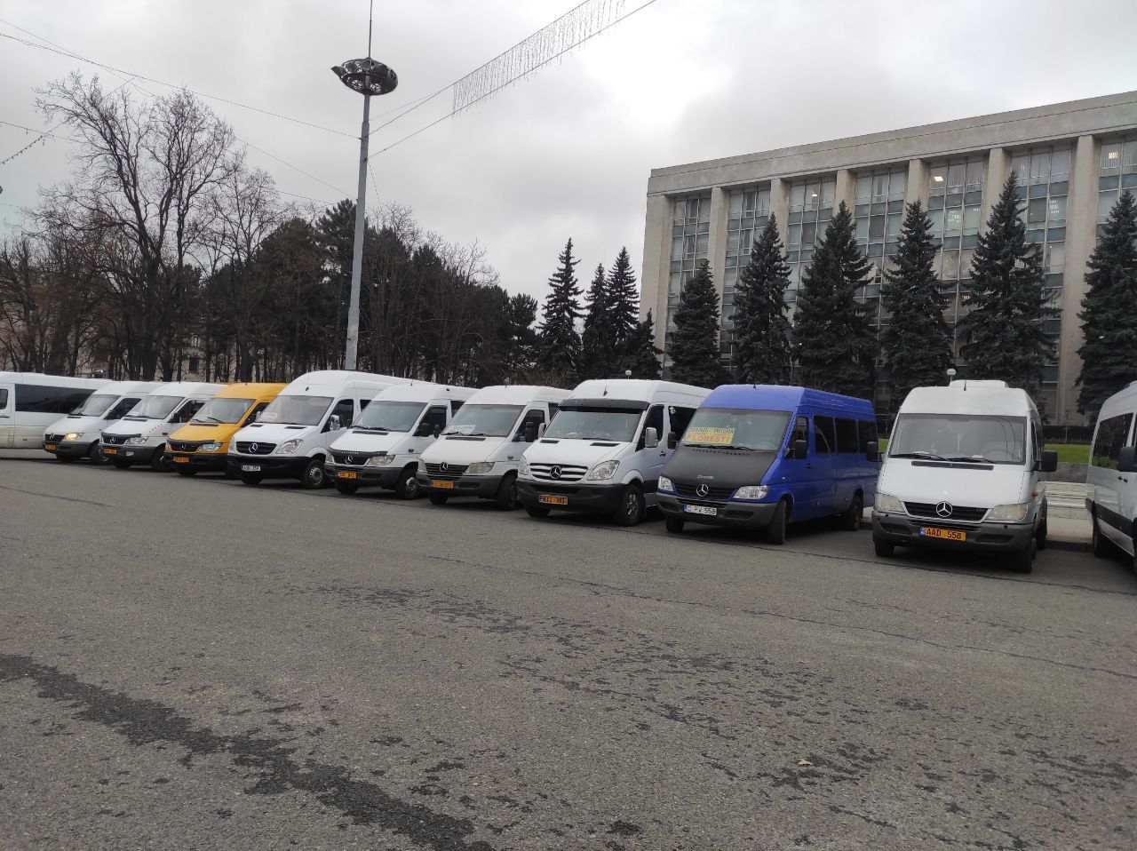 Перевозчики проводят протест на Площади великого национального собрания. Фото: nokta.md