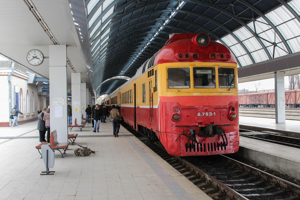 Un tren diesel, repus în funcţiune pe Calea Ferată a Moldovei. 
