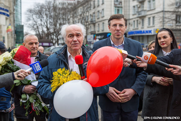 La acțiune a fost prezent și compozitorul, care a fost felicitat de primarul capitalei, Dorin Chirtoacă.