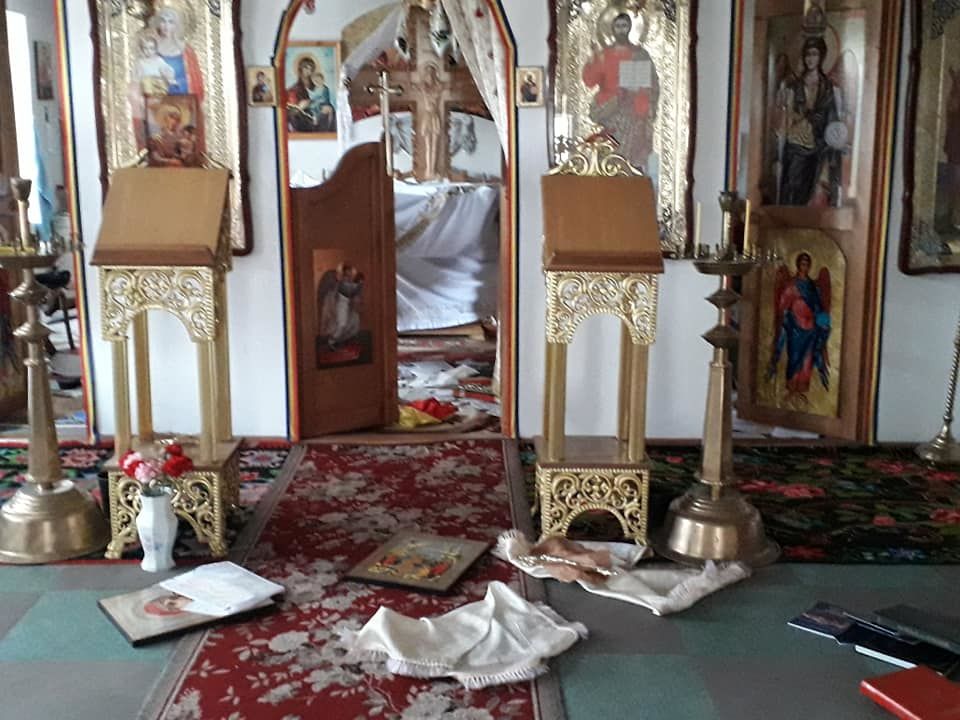 Вандалы ограбили церковь в Унгенском районе.