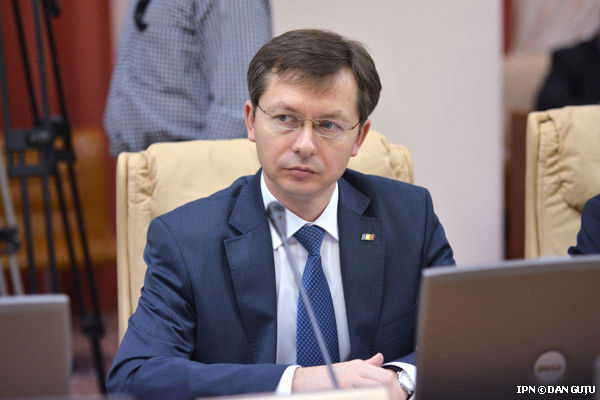 Все сложности на макроэкономическом уровне связаны с большими и серьёзными проблемами, возникшими в этом секторе.