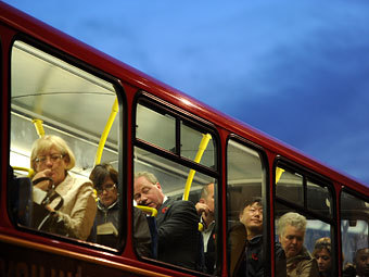 Пассажиры в лондонском автобусе. Фото: Reuters