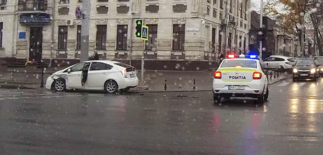 Момент аварии с участием машины полиции в центре Кишинева попал на видео.
