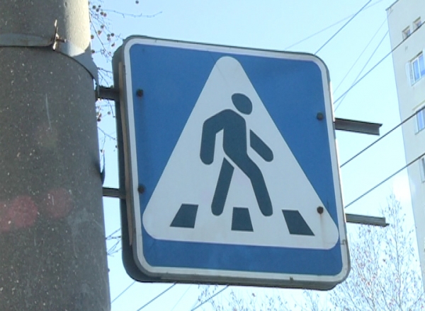 Un barbat in varsta de 28 de ani a fost lovit pe trecerea de pietoni de o Dacia Logan.