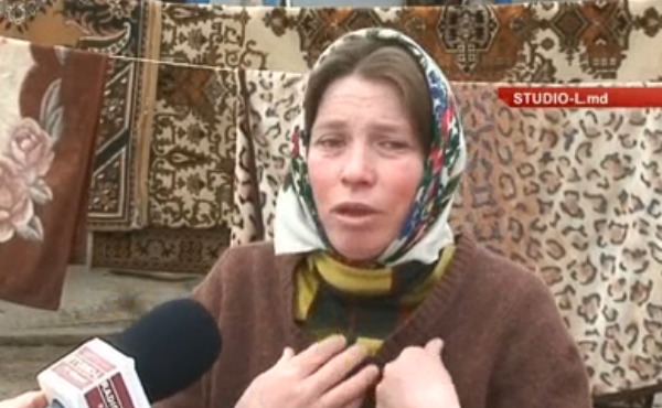 Горе-мамаша говорит, что вышла всего на несколько минут помочь по дому родственнице.
