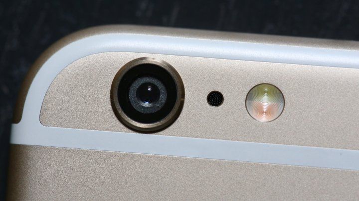 Aplicaţiile de pe iPhone care pornesc camera foto  fără să știi