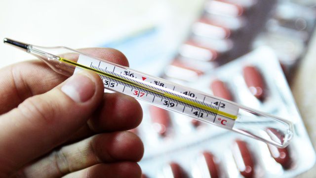 Женщина была госпитализированна с диагнозом двусторонняя пневмония.