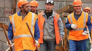 Moldovenilor le va fi mai greu să găsească un loc de muncă pe șantierele de construcții din Rusia. Foto: mbc.md