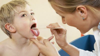 Больные ученики были обследованы семейными врачами, после чего получают лечение на дому.