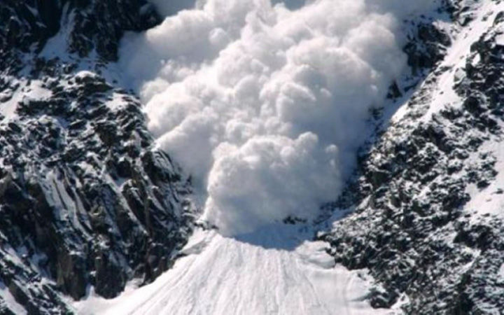 Stațiune montană din Rusia: O avalanșă uriașă a acoperit o parcare