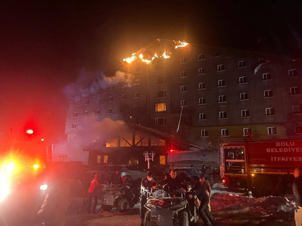 Zece persoane au murit într-un incendiu la o stațiune de schi din Turcia.