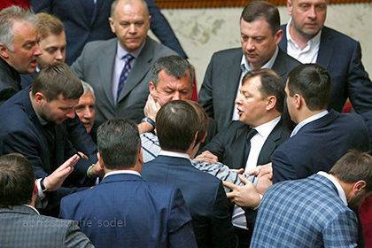 Соратник Ляшко устроил в Раде потасовку на костылях