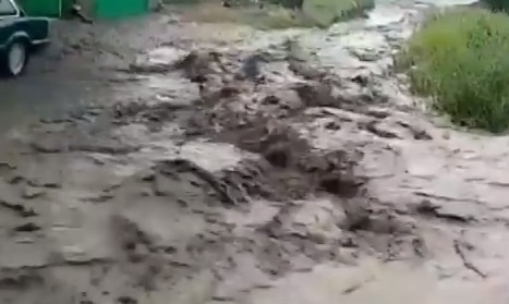 В Тараклии сильный дождь заблокировал движение по центральной улице.