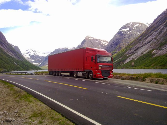 În luna noiembrie, întreprinderile de transport feroviar, auto, fluvial şi aerian au transportat 1545,1 mii tone de mărfuri, cu 9,4% mai puţin faţă de luna precedentă şi cu 2,4% - comparativ cu luna noiembrie 2013